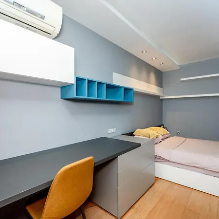 Spacious Lovely 3-bed With Big Balcony Apartment