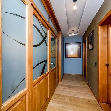 Apartment Spacious Lovely 3-bed With Big Balcony *