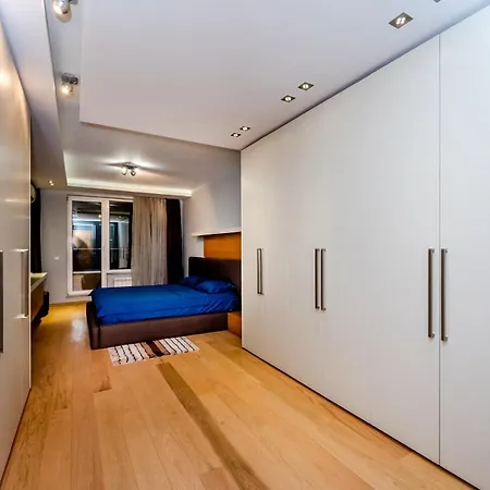 Spacious Lovely 3-bed With Big Balcony Apartment