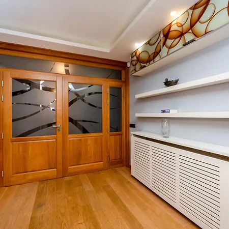 Spacious Lovely 3-bed With Big Balcony *