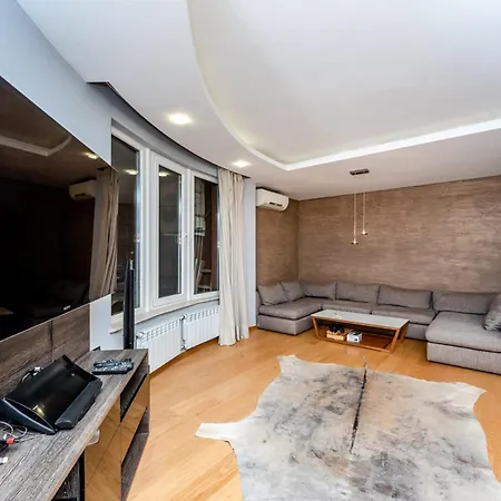 Spacious Lovely 3-bed With Big Balcony