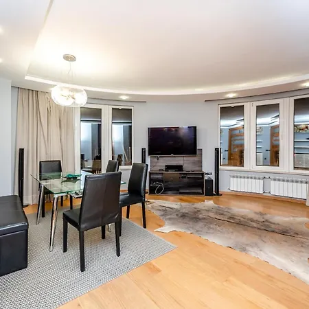 Apartment Spacious Lovely 3-bed With Big Balcony