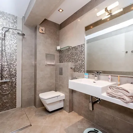 Spacious Lovely 3-bed With Big Balcony Apartment