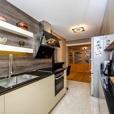 Apartment Spacious Lovely 3-bed With Big Balcony Sofia